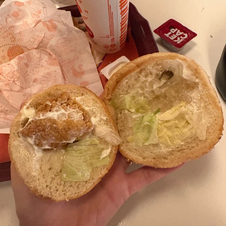 Popeyes Şubesinde Tavuklu Hamburgerlerin İçi Boş Ve Malzeme Eksikliği