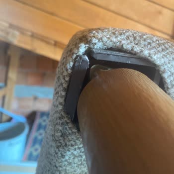 Sandalyelerin Çabuk Kırılması Ve Servisin Cevapsızlığı