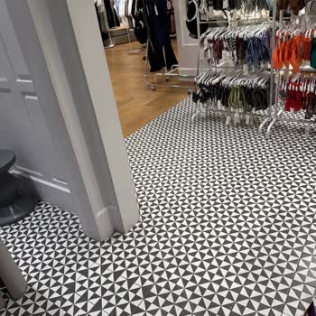 Giyinme Kabininde Kaba Ve Saygısız Davranış