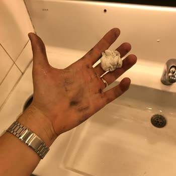 Opet Dörtel İstasyonunda Kirli Hortumdan Yağ Lekesi