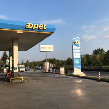 Opet Dörtel İstasyonunda Kirli Hortumdan Yağ Lekesi