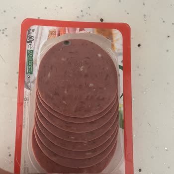 Migros'tan Alınan Pınar Salamda Küfe Benzeri Lekeler Ve Gıda Güvenliği Endişesi