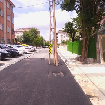 Sancaktepe'de Elektrik Direkleri Yol Ortasında, Trafik Ve Yaya Güvenliği Tehlikede