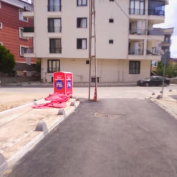 Sancaktepe'de Elektrik Direkleri Yol Ortasında, Trafik Ve Yaya Güvenliği Tehlikede