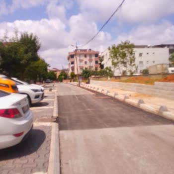 Sancaktepe'de Elektrik Direkleri Yol Ortasında, Trafik Ve Yaya Güvenliği Tehlikede