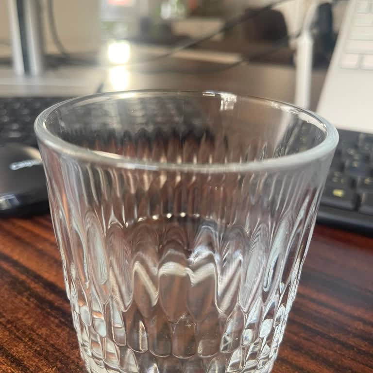 Ser Grup Depolama Reklam Son Derece Basit, Sıradan Bir Viski Bardağı Gönderildi