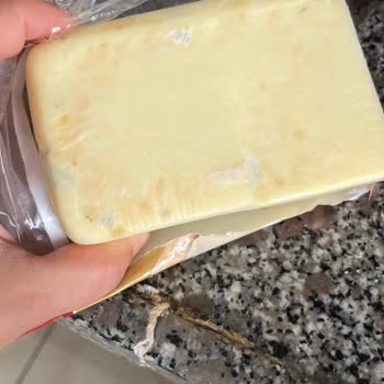 A101 Sağlık Tehlikesi Oluşturan Küflü Kaşar ve Bozuk Kanat Ürünleri Mağazada Satışta