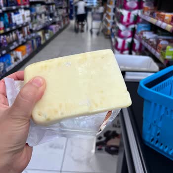 A101 Sağlık Tehlikesi Oluşturan Küflü Kaşar ve Bozuk Kanat Ürünleri Mağazada Satışta