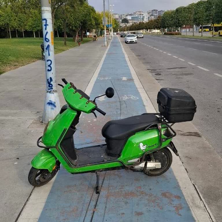 Martı Araçlarının Bisiklet Yoluna Yanlış Parkı Yolcu Ve Yayaları Tehlikeye Atıyor
