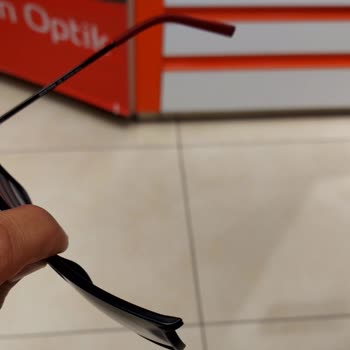 Sapı Kendiliğinden Düşen Gözlük İçin Ücretsiz Onarım Talebi