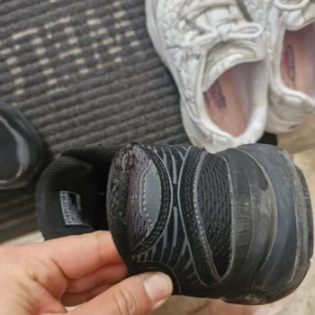 3 Ayda Yırtılan Ve Solan Skechers Ayakkabısına Üretim Hatası Reddi