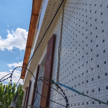 Bahçem Ve Penceremin Önünden Geçen Telefon Kablosu Güvenlik Riski Oluşturuyor