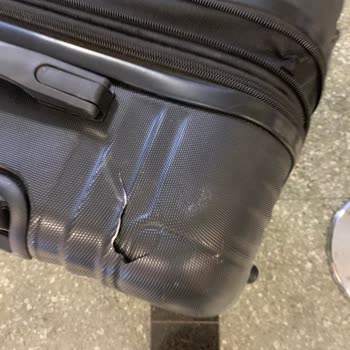 Kırık Bavul Ve Kayıp Gömlekler İçin Tazminat Ve Açıklama Talebi