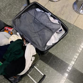 Kırık Bavul Ve Kayıp Gömlekler İçin Tazminat Ve Açıklama Talebi