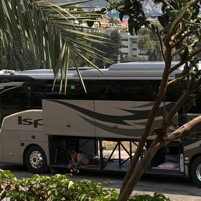 Alanya Dinek Mahallesi'nde Tur Otobüslerinin Yasaklı Parkı, Gürültüsü Ve Mahremiyet İhlali