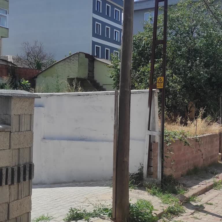 Otopark Girişini Engelleyen Telekom Direği İçin Hızlı Taşıma Talebi