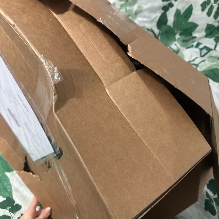 My Helly Hansen Bag Arrived From Trendyol With a Severely Torn Box