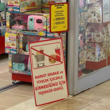 Toyzz Shop Personelinin Çocuklu Aileyi İçecek Getirerek Mağazadan Çıkarması Ve Saygısız Davranışı