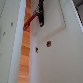 Eksik Vidalar Ve Hatalı Montaj Nedeniyle Baza Kırıldı
