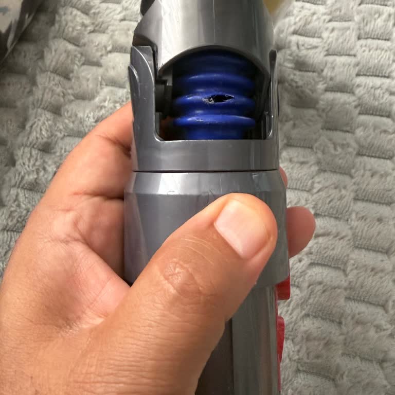 Dyson V15 Sert Zemin Başlığındaki Yırtılan Parça Garanti Değişimi Talebi