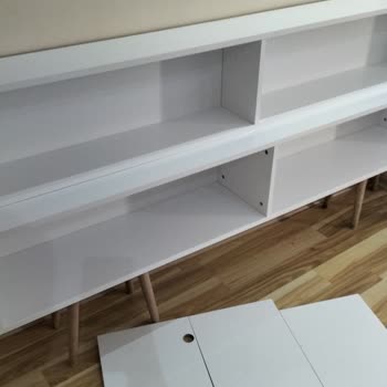 TV Ünitesinde Eksik Kapaklar Ve Açılmamış Menteşe Çözülmedi