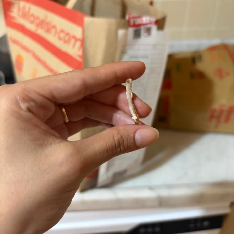 Burger King Güneşevler Şubesinde Çocuğa Damağına Saplanan Kemik Parçası