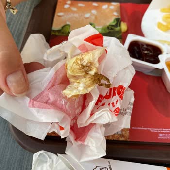 Burger King’de Çıtır Peynirlerin Sıvı Olması Ve Yanmış Hamburger