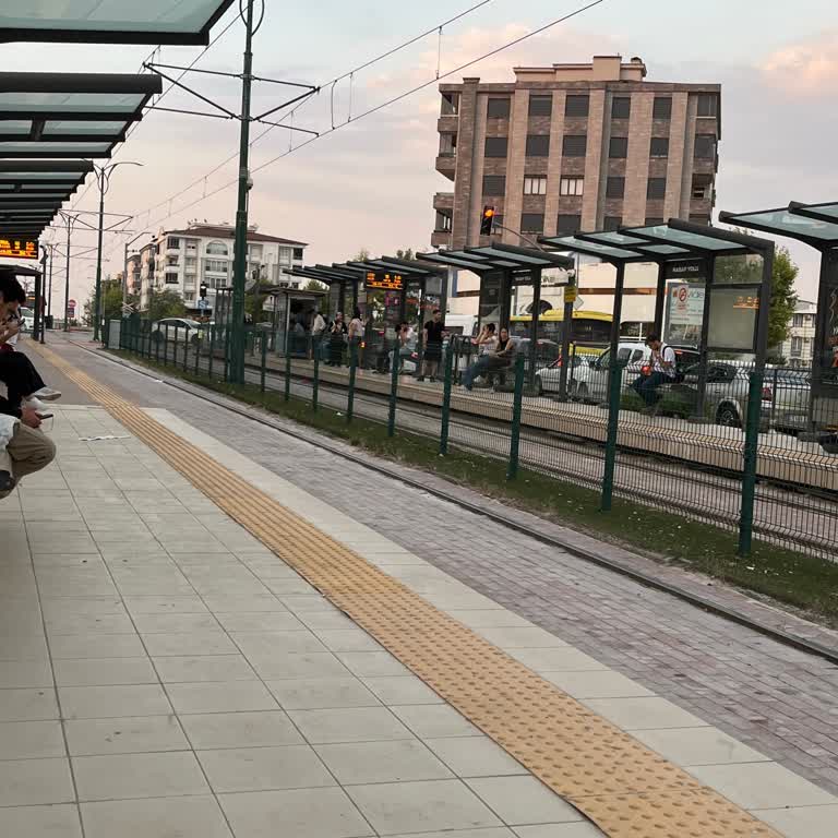 Klimasız Ve Aşırı Kalabalık Gaziulaş Tramvayında Sürekli Gecikme