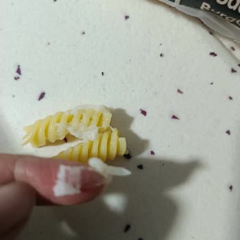 Bim Şubesinden Alınan Burgu Makarna İçinde Beyaz Yapışkan Madde