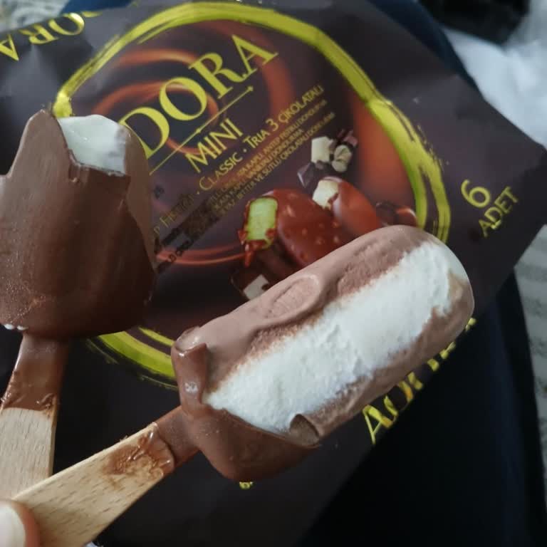 Üç Çikolata Yazılı Dondurmanın İçinde Bitter Çikolata Yok