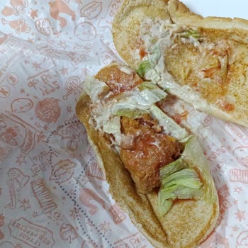 Popeyes Şubesinde Reklamı Yanıltan Küçük Sandviç Şikayeti