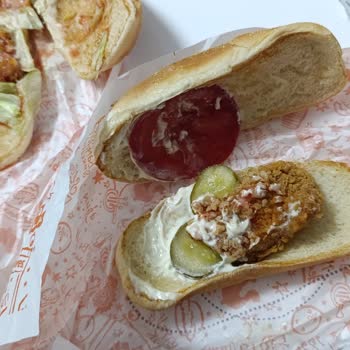 Popeyes Şubesinde Reklamı Yanıltan Küçük Sandviç Şikayeti