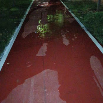 Gökdere Bahçesi'nde Kontrolsüz Sulama Yürüyüş Yollarını Su Basıyor