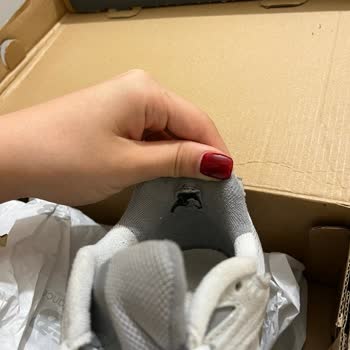 Kısa Sürede Çoklu Yırtıklı New Balance Ayakkabıda Kullanıcı Hatası İddiası Ve Değişim Talebi