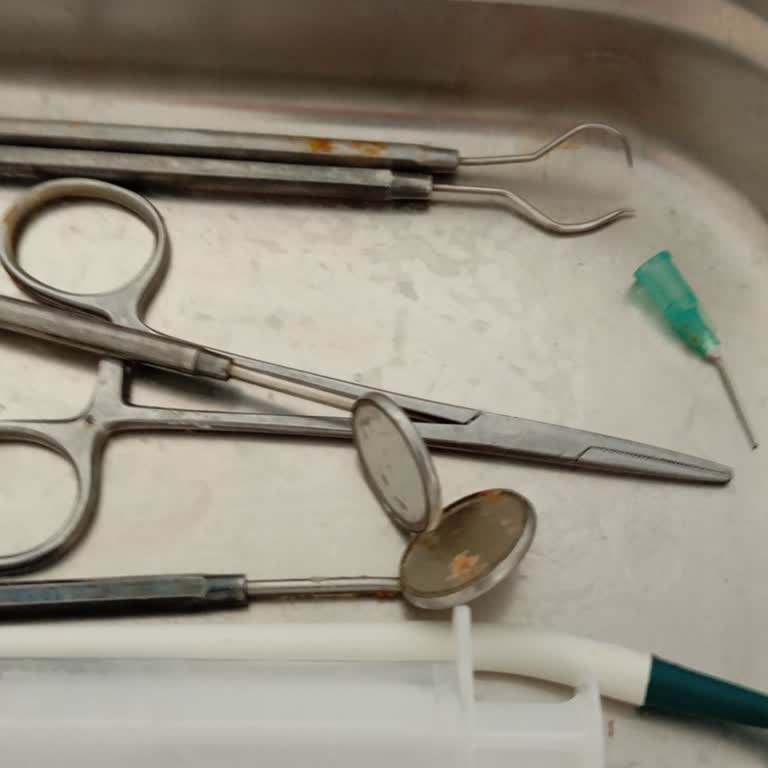 Paslı Ve Küflü Aletler Ve Saygısız Doktor Tavrı