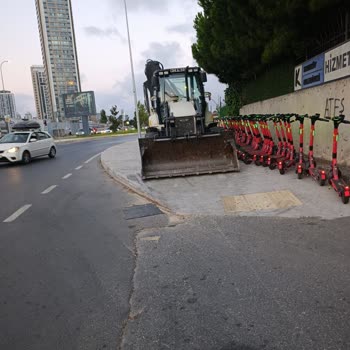 Kaldırımdaki İş Makinesi 10 Günden Fazla Engeli Görme Engellileri Zor Duruma Sokuyor