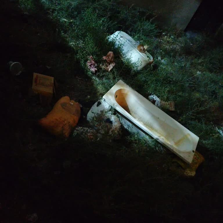 Şirinevler Mahallesi Taziye Evi Otoparkının Bakımsızlığı Çocuk Ve Araç Güvenliğini Tehdit Ediyor