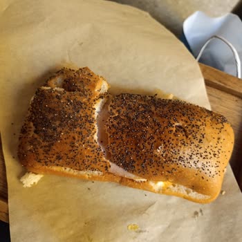 Esenler Dörtyol Şubesindeki Haşhaşlı Sandviçin Ekmek Parçalanması