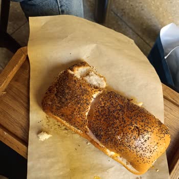 Esenler Dörtyol Şubesindeki Haşhaşlı Sandviçin Ekmek Parçalanması