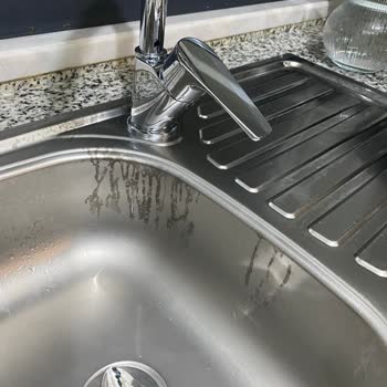 Mutfak Evyesinde Asperox Mavi Güç Spreyi Siyah Lekeler Bırakıp Kalıcı Hasar Yarattı