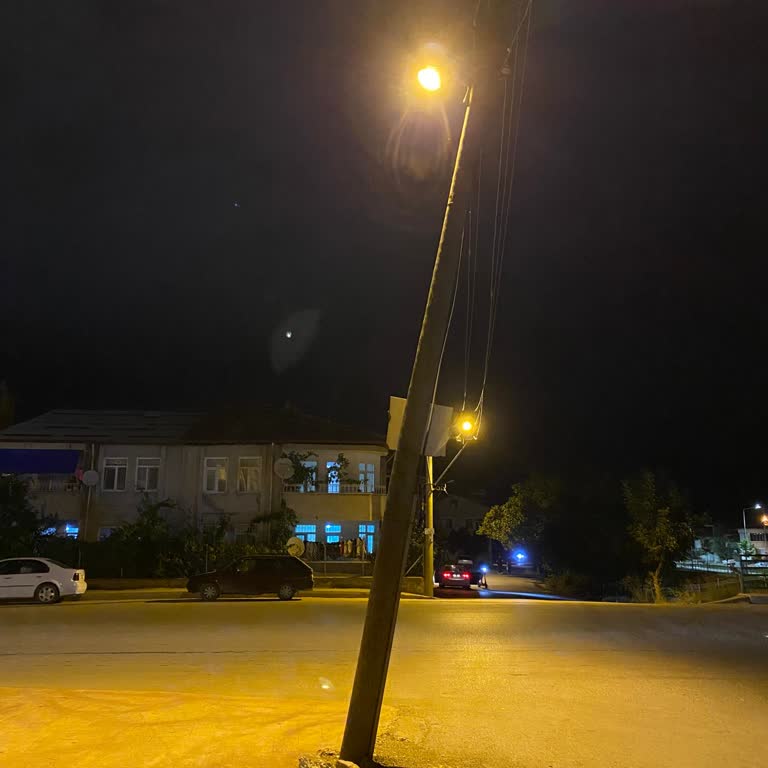 Erbaa’daki Eğri Aydınlatma Direği Acilen Değiştirilmeli