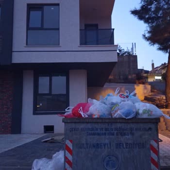 Balkonda Çöp Konteyneri Kokusu Ve Böcek Sorunu Çocuğumu Tehlikeye Atıyor