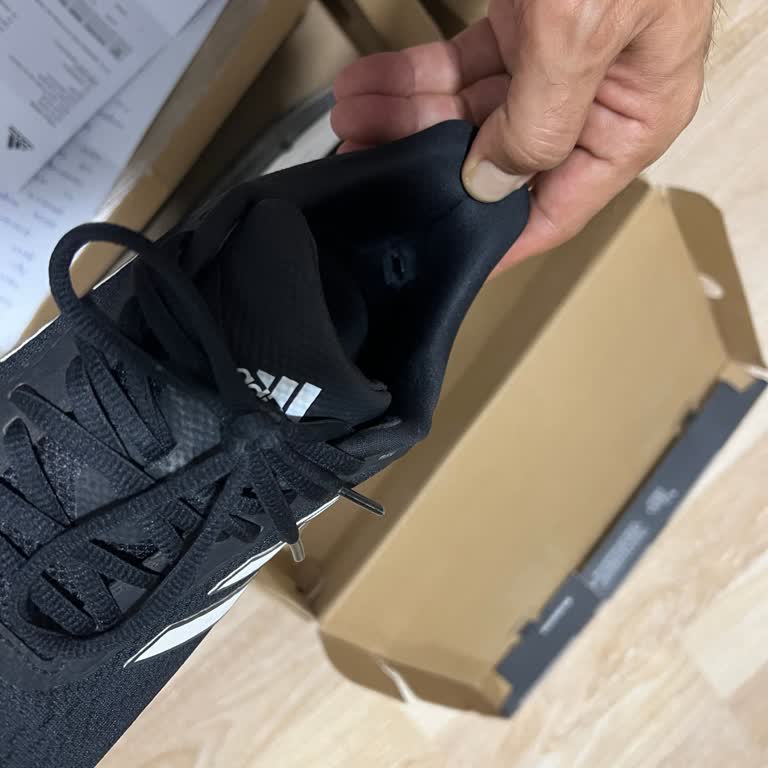 Adidas Siyah Spor Ayakkabım Kısa Sürede Delindi Ve Deforme Oldu: Değişim Talebi