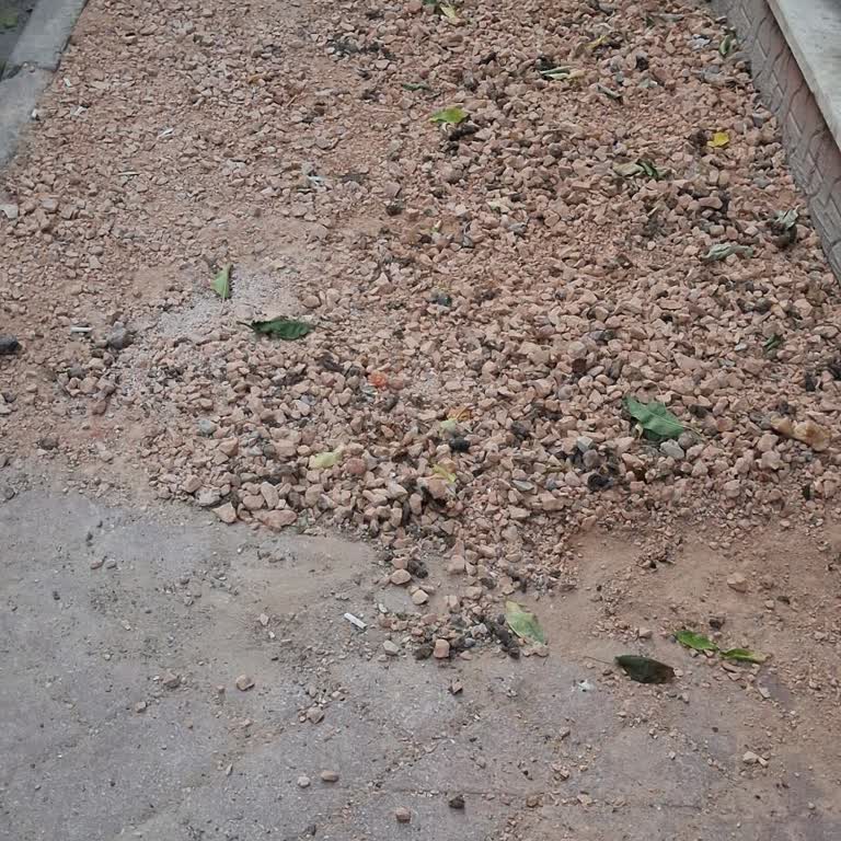 Kırmızı Toprak Mahallesi Bozuk Kaldırım Ve Kötü Koku İçin Acil Onarım Talebi