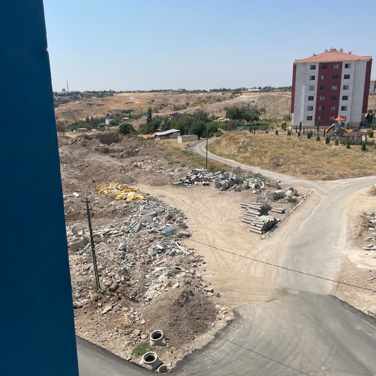 Belediyenin Moloz Ve Çöp Temizliği İhmali Sağlık Sorunu Yaratıyor