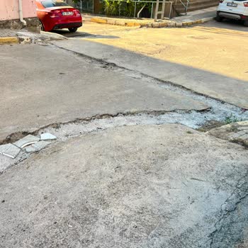 Superonline'ın Esenyalı Mahallesi Karacadağ Sokak'taki Yol Ve Kaldırımlar Hemen Onarılmalı