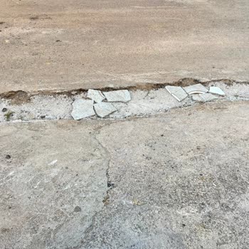 Superonline'ın Esenyalı Mahallesi Karacadağ Sokak'taki Yol Ve Kaldırımlar Hemen Onarılmalı