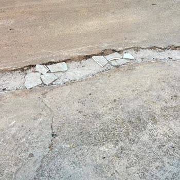 Superonline'ın Esenyalı Mahallesi Karacadağ Sokak'taki Yol Ve Kaldırımlar Hemen Onarılmalı