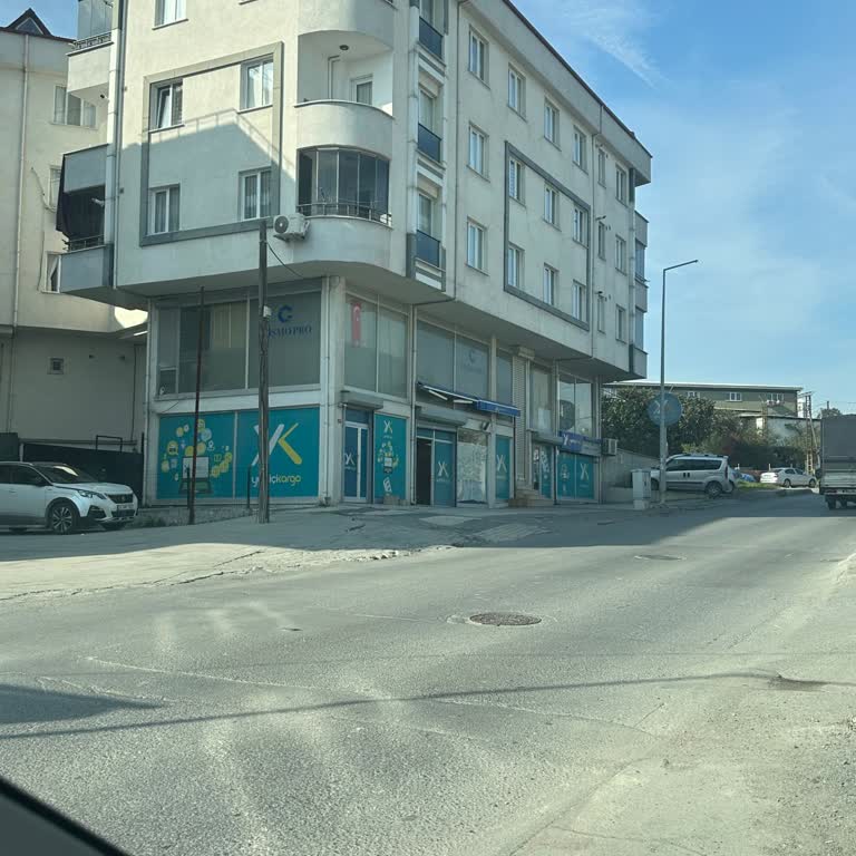 Yurtiçi Kargo'nun İzinsiz Tentesi İş Yerinin Cephesine Zarar Verdi