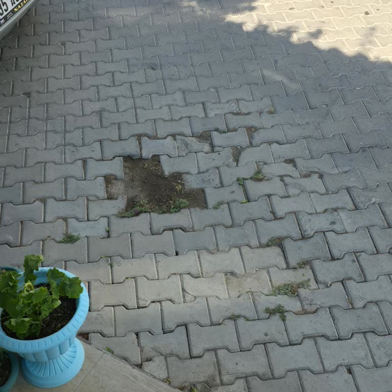 Foça Belediyesi'nden Çökmüş Parke Taşları Ve Çukurun Acilen Onarılması